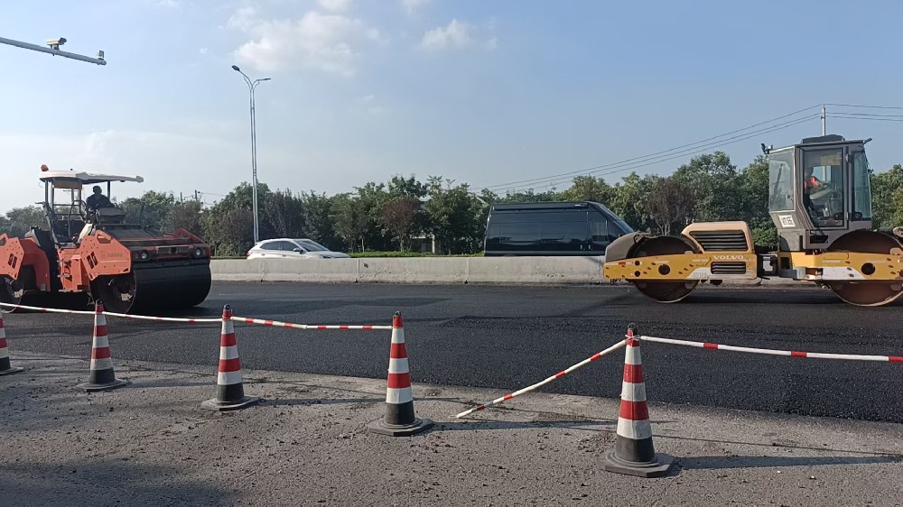 2025.8.29盐城高性能抗车辙剂摊铺现场